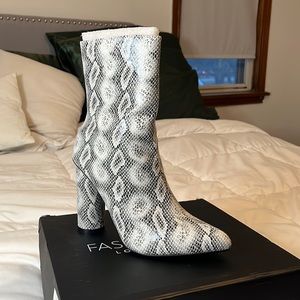 Fashion Nova boots , Snake print SZ: 8